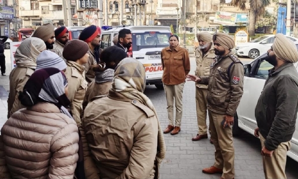 ਯੁੱਧ ਨਸ਼ਿਆਂ ਵਿਰੁੱਧ” ਮੁਹਿੰਮ ਤਹਿਤ ਮਾਲੇਰਕੋਟਲਾ ਵਿੱਚ ਵੱਡੇ ਪੱਧਰ ’ਤੇ ਚਲਾਏ ਕਾਰਡਨ ਐਂਡ ਸਰਚ ਆਪ੍ਰੇਸ਼ਨ ਦਾ ਦ੍ਰਿਸ਼. ਯੁੱਧ ਨਸ਼ਿਆਂ ਵਿਰੁੱਧ” ਮੁਹਿੰਮ ਤਹਿਤ ਮਾਲੇਰਕੋਟਲਾ ਵਿੱਚ ਵੱਡੇ ਪੱਧਰ ’ਤੇ ਚਲਾਏ ਕਾਰਡਨ ਐਂਡ ਸਰਚ ਆਪ੍ਰੇਸ਼ਨ ਦਾ ਦ੍ਰਿਸ਼.