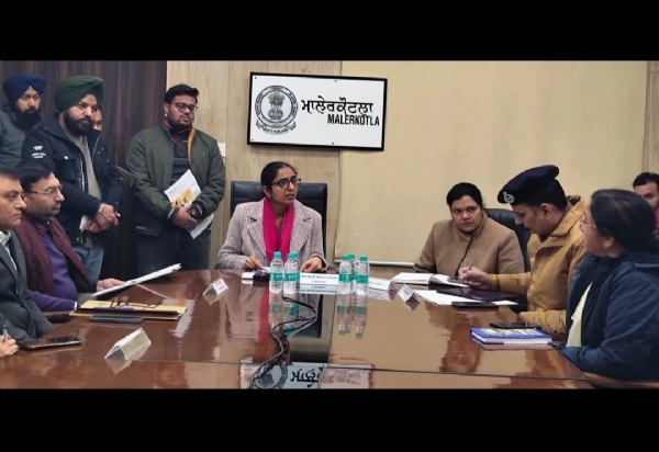 ਗਣਤੰਤਰ ਦਿਵਸ ਮਨਾਉਣ ਲਈ ਅਗਾਊਂ ਪ੍ਰਬੰਧਾਂ ਲਈ ਵੱਖ-ਵੱਖ ਵਿਭਾਗਾਂ ਦੇ ਅਧਿਕਾਰੀਆਂ ਨਾਲ ਉੱਚ ਪੱਧਰੀ ਮੀਟਿੰਗ ਦੌਰਾਨ.