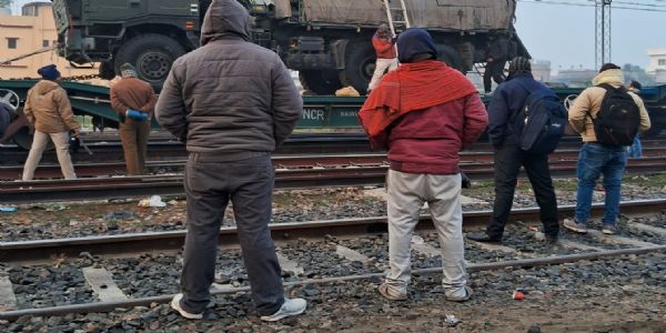 ਬਿਹਾਰ : ਮੁਜ਼ੱਫਰਪੁਰ ’ਚ ਮਿਲਟਰੀ ਸਪੈਸ਼ਲ ਟ੍ਰੇਨ ’ਤੇ ਲੱਦਿਆ ਟਰੱਕ ਓਐਚਈ ਨਾਲ ਟਕਰਾਇਆ, ਅੱਗ ਲੱਗਣ ਕਾਰਨ ਰੇਲ ਸੰਚਾਲਨ ਪ੍ਰਭਾਵਿਤ