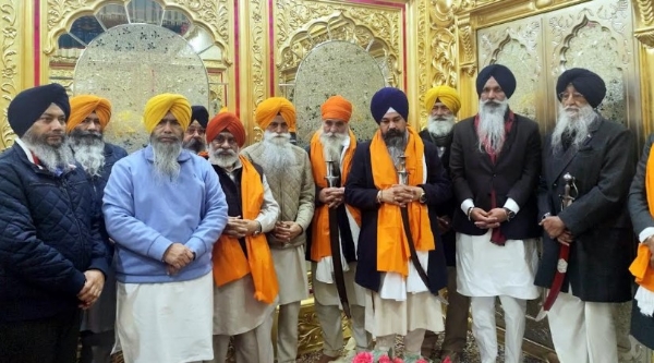 ਸ਼ਹੀਦਾਂ ਦੇ ਪਰਿਵਾਰਕ ਮੈਂਬਰਾਂ ਨੂੰ ਸਿਰੋਪਾਓ ਭੇਂਟ ਕੀਤੇ ਜਾਣ ਦਾ ਦ੍ਰਿਸ਼।