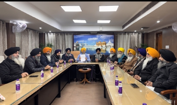 328 ਪਾਵਨ ਸਰੂਪਾਂ ਦੇ ਮਾਮਲੇ ’ਚ ਸੰਸਥਾ ਤਰਫੋਂ ਸਥਿਤੀ ਸਪੱਸ਼ਟ ਕਰਦੇ ਹੋਏ ਸ਼੍ਰੋਮਣੀ ਕਮੇਟੀ ਅਧਿਕਾਰੀ।