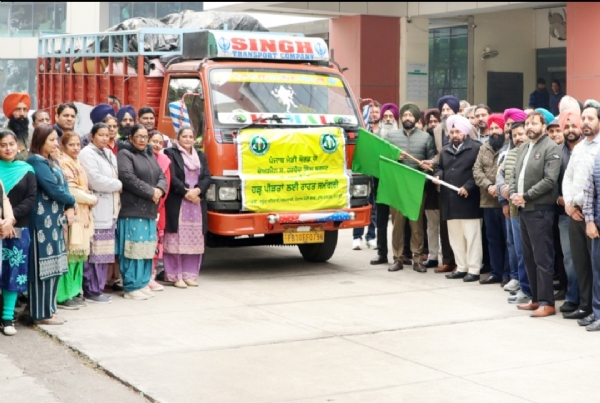 ਹਰਚੰਦ ਸਿੰਘ ਬਰਸਟ ਹੜ੍ਹ ਪੀੜਤਾਂ ਲਈ ਰਾਹਤ ਸਮੱਗਰੀ ਦਾ ਟਰੱਕ ਰਵਾਨਾ ਕਰਦੇ ਹੋਏ.