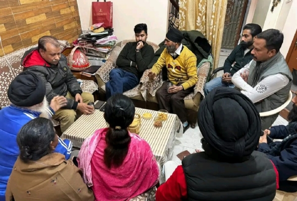 ਮਾਨਿਕ ਮਹਿਤਾ, ਚੇਅਰਮੈਨ ਮਾਰਕਿਟ ਕਮੇਟੀ ਬਟਾਲਾ ਆਪਣੇ ਗ੍ਰਹਿ ਵਿਖੇ ਲੋਕਾਂ ਦੀਆਂ ਮੁਸ਼ਕਿਲਾਂ ਸੁਣਦੇ ਹੋਏ.