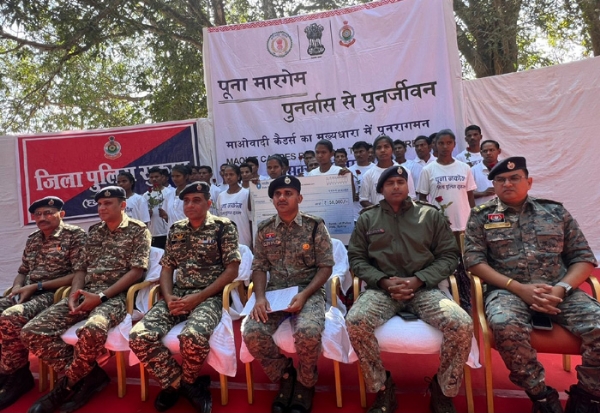 ਛੱਤੀਸਗੜ੍ਹ ਦੇ ਸੁਕਮਾ ਵਿੱਚ ਆਤਮ ਸਮਰਪਣ ਕਰਨ ਵਾਲੇ ਨਕਸਲੀ ਛੱਤੀਸਗੜ੍ਹ ਦੇ ਸੁਕਮਾ ਵਿੱਚ ਆਤਮ ਸਮਰਪਣ ਕਰਨ ਵਾਲੇ ਨਕਸਲੀ