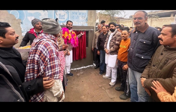 ਵਿਧਾਇਕ ਨਰਿੰਦਰ ਪਾਲ ਸਿੰਘ ਸਵਨਾ ਸ਼ਹਿਰ ਦੇ ਚੱਕਰ ਵਾਲੇ ਝੁੱਗੇ ਵਿਖੇ ਗਲੀਆਂ ਬਣਾਉਣ ਦੇ ਕੰਮ ਦਾ ਨੀਹ ਪੱਥਰ ਰੱਖਦੇ ਹੋਏ. ਵਿਧਾਇਕ ਨਰਿੰਦਰ ਪਾਲ ਸਿੰਘ ਸਵਨਾ ਸ਼ਹਿਰ ਦੇ ਚੱਕਰ ਵਾਲੇ ਝੁੱਗੇ ਵਿਖੇ ਗਲੀਆਂ ਬਣਾਉਣ ਦੇ ਕੰਮ ਦਾ ਨੀਹ ਪੱਥਰ ਰੱਖਦੇ ਹੋਏ.