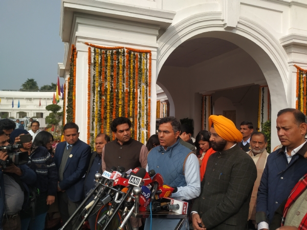 ਕੈਬਨਿਟ ਮੰਤਰੀ ਪਰਵੇਸ਼ ਸਾਹਿਬ ਸਿੰਘ ਅਤੇ ਮਨਜਿੰਦਰ ਸਿੰਘ ਸਿਰਸਾ ਵਿਧਾਨ ਸਭਾ ਅਹਾਤੇ ਵਿੱਚ ਮੀਡੀਆ ਨੂੰ ਸੰਬੋਧਨ ਕਰਦੇ ਹੋਏ। ਕੈਬਨਿਟ ਮੰਤਰੀ ਪਰਵੇਸ਼ ਸਾਹਿਬ ਸਿੰਘ ਅਤੇ ਮਨਜਿੰਦਰ ਸਿੰਘ ਸਿਰਸਾ ਵਿਧਾਨ ਸਭਾ ਅਹਾਤੇ ਵਿੱਚ ਮੀਡੀਆ ਨੂੰ ਸੰਬੋਧਨ ਕਰਦੇ ਹੋਏ।