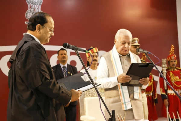 ਰਾਜਪਾਲ ਆਰਿਫ਼ ਮੁਹੰਮਦ ਖਾਨ ਸੰਜੇ ਕੁਮਾਰ ਸਾਹੂ ਨੂੰ ਪਟਨਾ ਹਾਈ ਕੋਰਟ ਦੇ ਜੱਜ ਵਜੋਂ ਸਹੁੰ ਚੁਕਾਉਂਦੇ ਹੋਏ।