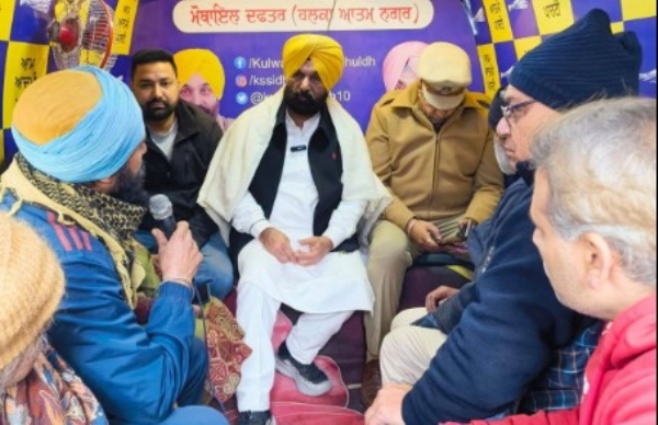 ਵਿਧਾਇਕ ਕੁਲਵੰਤ ਸਿੰਘ ਸਿੱਧੂ ਲੋਕਾ ਦੀਆ ਮੁਸ਼ਕਲਾ ਸੁਣਦੇ ਹੋਏ। ਵਿਧਾਇਕ ਕੁਲਵੰਤ ਸਿੰਘ ਸਿੱਧੂ ਲੋਕਾ ਦੀਆ ਮੁਸ਼ਕਲਾ ਸੁਣਦੇ ਹੋਏ।