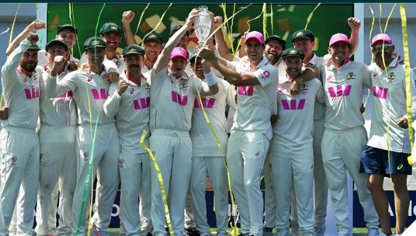 ਆਸਟ੍ਰੇਲੀਆਈ ਟੀਮ ਐਸ਼ੇਜ਼ ਟਰਾਫੀ ਨਾਲ ਜਸ਼ਨ ਮਨਾਉਂਦੀ ਹੋਈ। ਆਸਟ੍ਰੇਲੀਆਈ ਟੀਮ ਐਸ਼ੇਜ਼ ਟਰਾਫੀ ਨਾਲ ਜਸ਼ਨ ਮਨਾਉਂਦੀ ਹੋਈ।