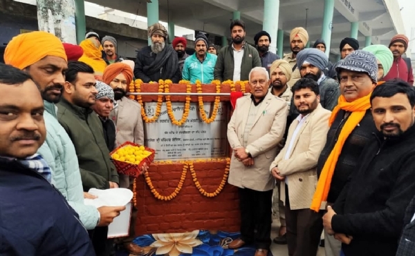 ਕੈਬਨਿਟ ਮੰਤਰੀ ਬਰਿੰਦਰ ਕੁਮਾਰ ਗੋਇਲ ਬੱਸ ਸਟੈਂਡ, ਖਨੌਰੀ ਦੇ ਸੁੰਦਰੀਕਰਨ ਲਈ 62.40 ਲੱਖ ਰੁਪਏ ਦੇ ਪ੍ਰੋਜੈਕਟ ਦਾ ਨੀਂਹ ਪੱਥਰ ਰੱਖਦੇ ਹੋਏ.