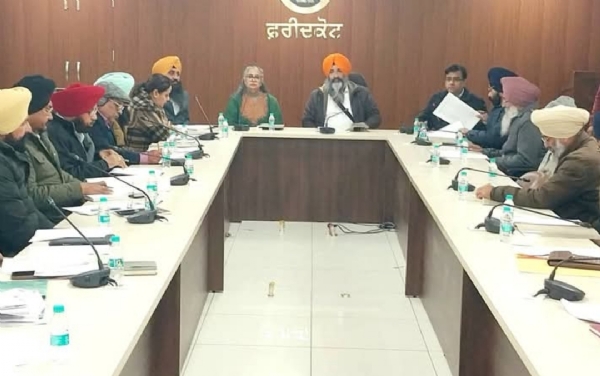 ਐਮ ਪੀ ਸਰਬਜੀਤ ਸਿੰਘ ਖਾਲਸਾ ਤੇ ਡਿਪਟੀ ਕਮਿਸ਼ਨਰ ਮੈਡਮ ਪੂਨਮਦੀਪ ਕੌਰਮੀਟਿੰਗ ਦੌਰਾਨ.