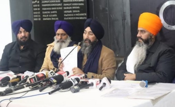 ਭਾਈ ਬਲਦੇਵ ਸਿੰਘ ਵਡਾਲਾ ਪੱਤਰਕਾਰਾਂ ਨਾਲ ਗੱਲਬਾਤ ਦੌਰਾਨ।