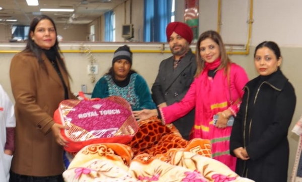 ਹਰਪ੍ਰੀਤ ਕੋਰ ਲੇਡੀ ਪ੍ਰਧਾਨ, ਰੈਡ ਕਰਾਸ ਅੰਮ੍ਰਿਤਸਰ ਲੋੜਵੰਦਾਂ ਨੂੰ ਕੰਬਲ ਵੰਡਦੇ ਹੋਏ।