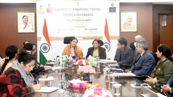 ਪੰਖੁੜੀ ਪੋਰਟਲ ਦੇ ਲਾਂਚ ਮੌਕੇ ਕੇਂਦਰੀ ਮੰਤਰੀ ਅੰਨਪੂਰਨਾ ਦੇਵੀ, ਰਾਜ ਮੰਤਰੀ ਸਾਵਿਤਰੀ ਠਾਕੁਰ ਅਤੇ ਮੰਤਰਾਲੇ ਦੇ ਸਕੱਤਰ ਅਨਿਲ ਮਲਿਕ