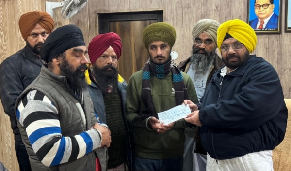 ਕੈਬਨਿਟ ਮੰਤਰੀ ਈ.ਟੀ.ਓ. ਨੇ ਪਿੰਡ ਜਾਣੀਆਂ ਦੇ ਜੈਦੀਪ ਸਿੰਘ ਨੂੰ ਸਹਾਇਤਾ ਰਾਸ਼ੀ ਦਿੰਦੇ ਹੋਏ।