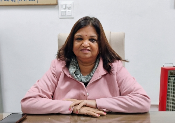 ਔਰਤਾਂ ਦੀ ਜਾਂਚ ਕਰਦੇ ਹੋਏ ਅਧਿਕਾਰੀ ਤੇ ਜਾਣਕਾਰੀ ਦਿੰਦੇ ਹੋਏ ਸਿਵਲ ਸਰਜਨ।