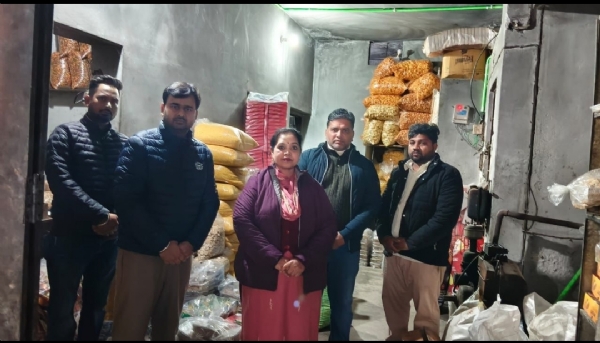 ਲੋਹੜੀ ਤਿਉਹਾਰ ਦੇ ਮੱਦੇਨਜ਼ਰ ਫੂਡ ਸੇਫ਼ਟੀ ਟੀਮ ਪਟਿਆਲਾ ਗੱਚਕ ਤੇ ਹੋਰ ਖਾਧ ਪਦਾਰਥਾਂ ਦੀ ਜਾਂਚ ਅਤੇ ਸੈਂਪਲਿੰਗ ਕਰਦੇ ਹੋਏ.