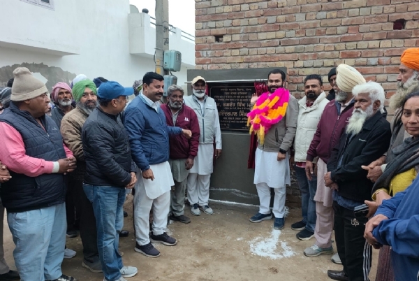 ਵਿਧਾਇਕ ਫਾਜ਼ਿਲਕਾ 47 ਲੱਖ ਦੀ ਲਾਗਤ ਨਾਲ ਬਣਨ ਵਾਲੀਆਂ ਸੜਕਾਂ ਦਾ ਕੰਮ ਸ਼ੁਰੂ ਕਰਵਾਉਣ ਮੌਕੇ. ਵਿਧਾਇਕ ਫਾਜ਼ਿਲਕਾ 47 ਲੱਖ ਦੀ ਲਾਗਤ ਨਾਲ ਬਣਨ ਵਾਲੀਆਂ ਸੜਕਾਂ ਦਾ ਕੰਮ ਸ਼ੁਰੂ ਕਰਵਾਉਣ ਮੌਕੇ.