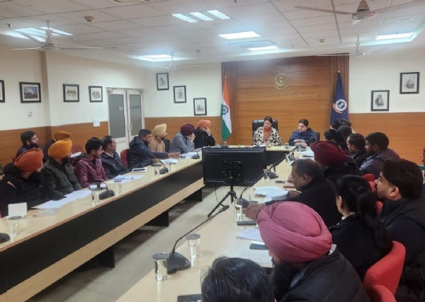 ਪੇਂਡੂ ਵਿਕਾਸ ਅਤੇ ਪੰਚਾਇਤ ਵਿਭਾਗ ਦੇ ਕਾਰਜਾਂ ਸਬੰਧੀ ਸਮੀਖਿਆ ਮੀਟਿੰਗ ਕਰਦੇ ਹੋਏ. ਪੇਂਡੂ ਵਿਕਾਸ ਅਤੇ ਪੰਚਾਇਤ ਵਿਭਾਗ ਦੇ ਕਾਰਜਾਂ ਸਬੰਧੀ ਸਮੀਖਿਆ ਮੀਟਿੰਗ ਕਰਦੇ ਹੋਏ.