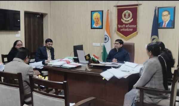 ਡਿਪਟੀ ਕਮਿਸ਼ਨਰ ਵਿਰਾਜ ਐਸ. ਤਿੜਕੇ ਮਾਲ ਵਿਭਾਗ ਦੇ ਅਧਿਕਾਰੀਆਂ ਨਾਲ ਮਹੀਨਾਵਾਰ ਸਮੀਖਿਆ ਮੀਟਿੰਗ ਦੌਰਾਨ.