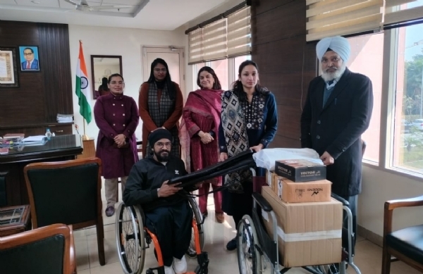 ਜ਼ਿਲ੍ਹਾ ਰੈੱਡ ਕ੍ਰਾਸ ਸੁਸਾਇਟੀ ਐਸ.ਏ.ਐਸ. ਨਗਰ ਪੈਰਾ ਬੈਡਮਿੰਟਨ ਖਿਡਾਰੀ ਰਣਜੀਤ ਸਿੰਘ ਦੀ ਸਹਾਇਤਾ ਕਰਨ ਮੌਕੇ. ਜ਼ਿਲ੍ਹਾ ਰੈੱਡ ਕ੍ਰਾਸ ਸੁਸਾਇਟੀ ਐਸ.ਏ.ਐਸ. ਨਗਰ ਪੈਰਾ ਬੈਡਮਿੰਟਨ ਖਿਡਾਰੀ ਰਣਜੀਤ ਸਿੰਘ ਦੀ ਸਹਾਇਤਾ ਕਰਨ ਮੌਕੇ.