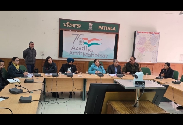 ਪਟਿਆਲਾ ਵਿਖੇ ਗਣਤੰਤਰ ਦਿਵਸ ਦੇ ਰਾਜ ਪੱਧਰੀ ਸਮਾਗਮ ਦੀਆਂ ਤਿਆਰੀਆਂ ਬਾਬਤ ਮੀਟਿੰਗ ਕਰਦੇ ਹੋਏ ਵਧੀਕ ਡਿਪਟੀ ਕਮਿਸ਼ਨਰ ਸਿਮਰਪ੍ਰੀਤ ਕੌਰ। ਉਨ੍ਹਾਂ ਨਾਲ ਨਜ਼ਰ ਆ ਰਹੇ ਹਨ, ਏ.ਡੀ.ਸੀ ਡਾ. ਇਸਮਤ ਵਿਜੇ ਸਿੰਘ, ਆਰ.ਟੀ.ਓ. ਬਬਨਦੀਪ ਸਿੰਘ ਵਾਲੀਆ ਤੇ ਐਸ.ਪੀ. ਸਿਟੀ ਪਲਵਿੰਦਰ ਸਿੰਘ ਚੀਮਾ।