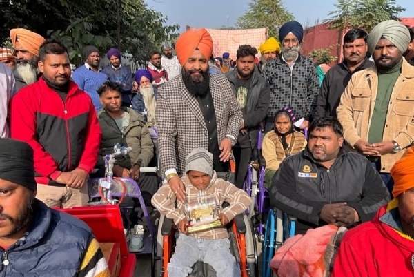 ਵਿਧਾਇਕ ਟੌਂਗ ਦਿਵਿਆਂਗ ਵਿਅਕਤੀਆਂ ਨੂੰ ਸਹਾਇਕ ਉਪਕਰਨ ਵੰਡਣ ਮੌਕੇ.