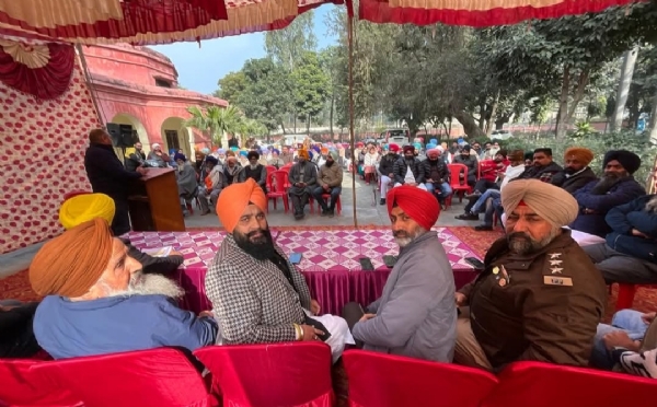 ਹਲਕਾ ਬਾਬਾ ਬਕਾਲਾ ਤੋਂ ਵਿਧਾਇਕ ਦਲਬੀਰ ਸਿੰਘ ਟੋਂਗ ਵਰਕਰਾਂ ਨੂੰ ਸੰਬੋਧਨ ਕਰਦੇ ਹੋਏ. ਹਲਕਾ ਬਾਬਾ ਬਕਾਲਾ ਤੋਂ ਵਿਧਾਇਕ ਦਲਬੀਰ ਸਿੰਘ ਟੋਂਗ ਵਰਕਰਾਂ ਨੂੰ ਸੰਬੋਧਨ ਕਰਦੇ ਹੋਏ.