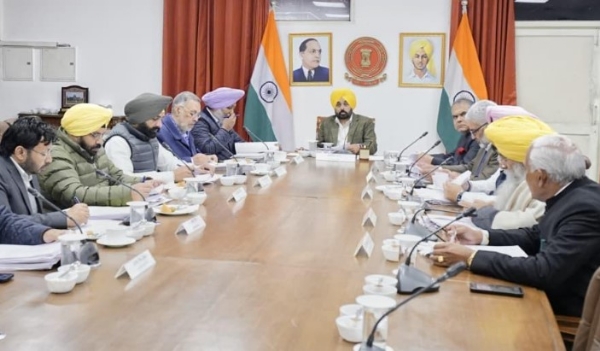 ਪੰਜਾਬ ਮੰਤਰੀ ਮੰਡਲ ਦੀ ਮੀਟਿੰਗ ਦੌਰਾਨ ਮੁੱਖ ਮੰਤਰੀ ਭਗਵੰਤ ਮਾਨ ਅਤੇ ਹੋਰ ਮੰਤਰੀ। ਪੰਜਾਬ ਮੰਤਰੀ ਮੰਡਲ ਦੀ ਮੀਟਿੰਗ ਦੌਰਾਨ ਮੁੱਖ ਮੰਤਰੀ ਭਗਵੰਤ ਮਾਨ ਅਤੇ ਹੋਰ ਮੰਤਰੀ।