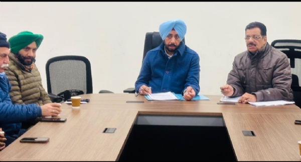 ਗਣਤੰਤਰ ਦਿਵਸ ਮਨਾਉਣ ਸਬੰਧੀ ਐੱਸ.ਡੀ.ਐਮ ਗੁਰਮੰਦਰ ਸਿੰਘ ਵੱਖ-ਵੱਖ ਵਿਭਾਗਾਂ ਦੇ ਅਧਿਕਾਰੀਆਂ ਨਾਲ ਮੀਟਿੰਗ ਦੌਰਾਨ.