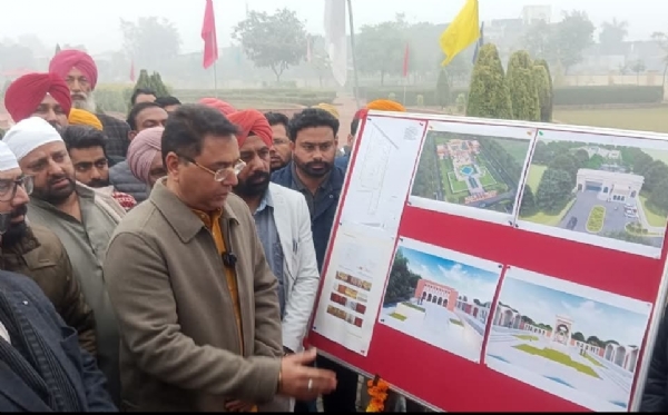 ਕੈਬਨਿਟ ਮੰਤਰੀ ਅਮਨ ਅਰੋੜਾ ਪ੍ਰੋਜੈਕਟ ਦੇਖਦੇ ਹੋਏ.