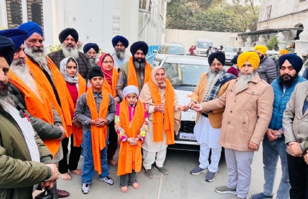 ਸ੍ਰੀ ਦਰਬਾਰ ਸਾਹਿਬ ਵਿਖੇ ਸ਼ਰਧਾਲੂ ਮਾਤਾ ਪੂਰਨ ਕੌਰ ਅਤੇ ਪਰਿਵਾਰ ਸਵਿੱਫਟ ਗੱਡੀ ਭੇਟ ਕਰਦੇ ਹੋਏ. ਸ੍ਰੀ ਦਰਬਾਰ ਸਾਹਿਬ ਵਿਖੇ ਸ਼ਰਧਾਲੂ ਮਾਤਾ ਪੂਰਨ ਕੌਰ ਅਤੇ ਪਰਿਵਾਰ ਸਵਿੱਫਟ ਗੱਡੀ ਭੇਟ ਕਰਦੇ ਹੋਏ.