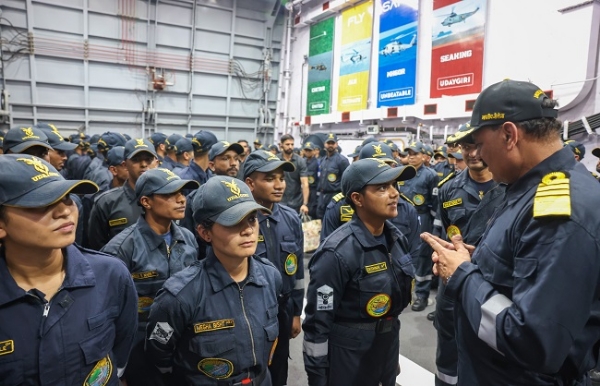 ਜਲ ਸੈਨਾ ਮੁਖੀ ਐਡਮਿਰਲ ਦਿਨੇਸ਼ ਕੇ ਤ੍ਰਿਪਾਠੀ ਨੇ ਜਲ ਸੈਨਾ ਦੇ ਜਵਾਨਾਂ ਨਾਲ ਗੱਲਬਾਤ ਕੀਤੀ।