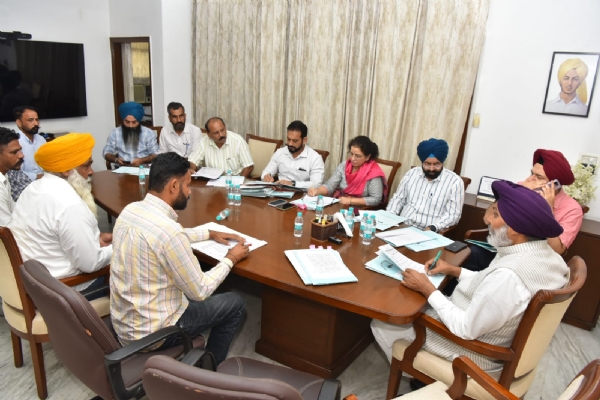 ਮੀਟਿੰਗ ਕਰਦੇ ਹੋਏ ਪੰਜਾਬ ਦੇ ਵਿੱਤ ਮੰਤਰੀ ਐਡਵੋਕੇਟ ਹਰਪਾਲ ਸਿੰਘ ਚੀਮਾ ਮੀਟਿੰਗ ਕਰਦੇ ਹੋਏ ਪੰਜਾਬ ਦੇ ਵਿੱਤ ਮੰਤਰੀ ਐਡਵੋਕੇਟ ਹਰਪਾਲ ਸਿੰਘ ਚੀਮਾ