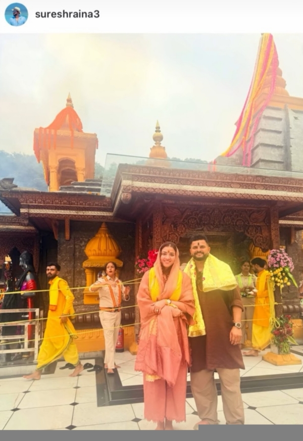 ਸੁਰੇਸ਼ ਰੈਨਾ ਨਵਰਾਤਰੀ ਦੇ ਪਹਿਲੇ ਦਿਨ ਮਾਤਾ ਦੇ ਦਰਬਾਰ ਪਹੁੰਚੇ। ਸੁਰੇਸ਼ ਰੈਨਾ ਨਵਰਾਤਰੀ ਦੇ ਪਹਿਲੇ ਦਿਨ ਮਾਤਾ ਦੇ ਦਰਬਾਰ ਪਹੁੰਚੇ।