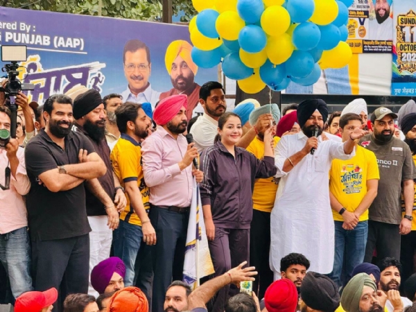 ਰਣਜੀਤ ਐਵੇਨਿਊ ਤੋਂ ਮੈਰਾਥਨ ਰਵਾਨਾ ਕਰਦੇ ਹੋਏ ਆਪ ਆਗੂ। ਰਣਜੀਤ ਐਵੇਨਿਊ ਤੋਂ ਮੈਰਾਥਨ ਰਵਾਨਾ ਕਰਦੇ ਹੋਏ ਆਪ ਆਗੂ।