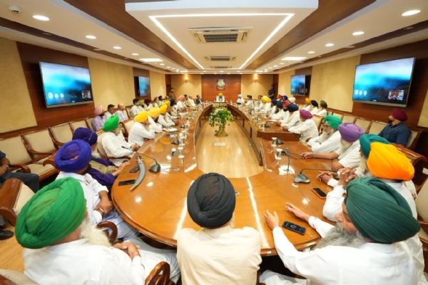 ਕੌਮੀ ਇਨਸਾਫ਼ ਮੋਰਚੇ ਦੇ ਨੁਮਾਇੰਦਿਆਂ ਨਾਲ ਗੱਲਬਾਤ ਕਰਦੇ ਹੋਏ ਮੁੱਖ ਮੰਤਰੀ ਭਗਵੰਤ ਸਿੰਘ ਮਾਨ।