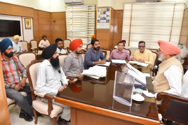 ਮੀਟਿੰਗ ਕਰਦੇ ਹੋਏ ਵਿੱਤ ਮੰਤਰੀ ਅਤੇ ਕੈਬਨਿਟ ਸਬ-ਕਮੇਟੀ ਦੇ ਚੇਅਰਮੈਨ ਹਰਪਾਲ ਸਿੰਘ ਚੀਮਾ ਮੀਟਿੰਗ ਕਰਦੇ ਹੋਏ ਵਿੱਤ ਮੰਤਰੀ ਅਤੇ ਕੈਬਨਿਟ ਸਬ-ਕਮੇਟੀ ਦੇ ਚੇਅਰਮੈਨ ਹਰਪਾਲ ਸਿੰਘ ਚੀਮਾ