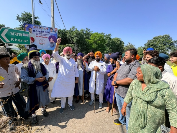 ਮੋਹਾਲੀ ਵਿਖੇ ਸੀਨੀਅਰ ਕਾਂਗਰਸੀ ਆਗੂ ਅਤੇ ਸਾਬਕਾ ਸਿਹਤ ਮੰਤਰੀ ਬਲਬੀਰ ਸਿੰਘ ਸਿੱਧੂ ਧਰਨਾ ਦਿੰਦੇ ਹੋਏ। ਮੋਹਾਲੀ ਵਿਖੇ ਸੀਨੀਅਰ ਕਾਂਗਰਸੀ ਆਗੂ ਅਤੇ ਸਾਬਕਾ ਸਿਹਤ ਮੰਤਰੀ ਬਲਬੀਰ ਸਿੰਘ ਸਿੱਧੂ ਧਰਨਾ ਦਿੰਦੇ ਹੋਏ।