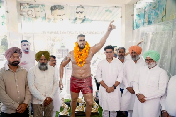 ਕਬੱਡੀ ਖਿਡਾਰੀ ਸੰਦੀਪ ਨੰਗਲ ਅੰਬੀਆਂ ਦੇ ਬੁੱਤ ਨਾਲ ਤਸਵੀਰ ਕਰਵਾਉਂਦੇ ਹੋਏ ਪੰਜਾਬ ਕਾਂਗਰਸ ਦੇ ਇੰਚਾਰਜ ਸਚਿਨ ਪਾਇਲਟ  ਤੇ ਪੰਜਾਰਬ ਪ੍ਰਧਾਨ ਪਰਗਟ ਸਿੰਘ