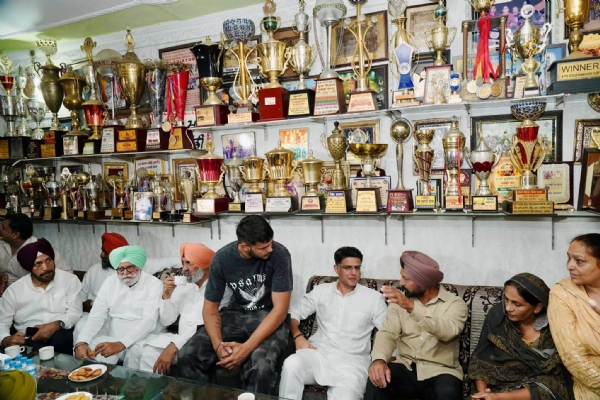 ਕਬੱਡੀ ਖਿਡਾਰੀ ਸੰਦੀਪ ਨੰਗਲ ਅੰਬੀਆਂ ਦੇ ਪਰਿਵਾਰ ਨਾਲ ਮਿਲਦੇ ਹੋਏ ਪੰਜਾਬ ਕਾਂਗਰਸ ਇੰਚਾਰਜ ਸਚਿਨ ਪਾਇਲਟ