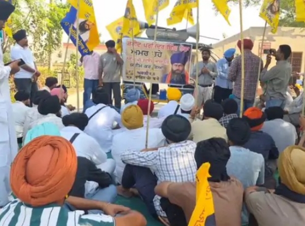 ਸਪੀਕਰ ਕੁਲਤਾਰ ਸਿੰਘ ਸੰਧਵਾਂ ਦੀ ਰਿਹਾਇਸ਼ ਦੇ ਬਾਹਰ ਧਰਨਾ ਦਿੰਦੇ ਹੋਏ ਪ੍ਰਦਰਸ਼ਨਕਾਰੀ।