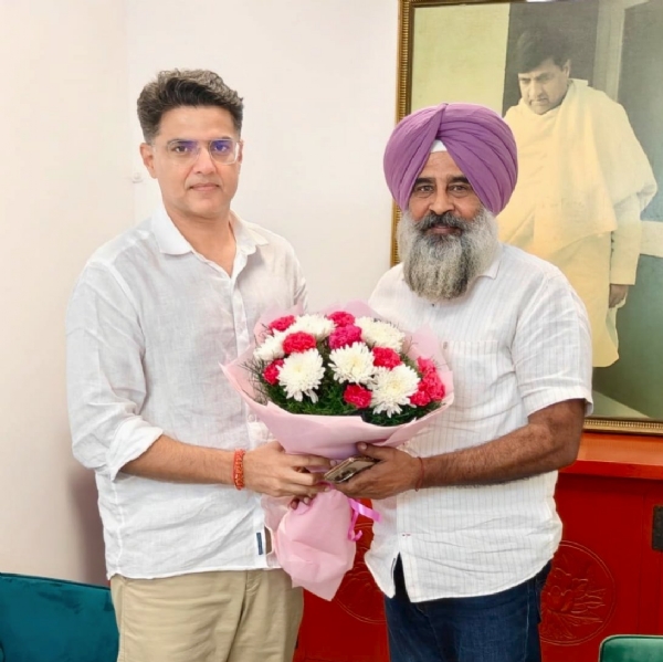 सचिन पायलट से मुलाकात करते हुए पंजाब कांग्रेस के नवनियुक्त अध्यक्ष परगट सिंह