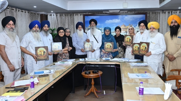 ਸ਼੍ਰੋਮਣੀ ਕਮੇਟੀ ਪ੍ਰਧਾਨ ਐਡਵੋਕੇਟ ਧਾਮੀ ਅਤੇ ਹੋਰ ਸੱਚਖੰਡ ਸ੍ਰੀ ਹਰਿਮੰਦਰ ਸਾਹਿਬ ਨਾਲ ਸਬੰਧਤ ਸਚਿੱਤਰ ਪੁਸਤਕ ਜਾਰੀ ਕਰਦੇ ਹੋਏ।