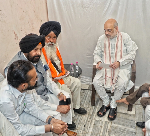 ਪਰਮਿੰਦਰ ਝੋਟਾ ਦੇ ਪਰਿਵਾਰ ਨਾਲ ਮੁਲਾਕਾਤ ਕਰਨ ਸਮੇਂ ਗ੍ਰਹਿ ਮੰਤਰੀ ਅਮਿਤ ਸ਼ਾਹ।