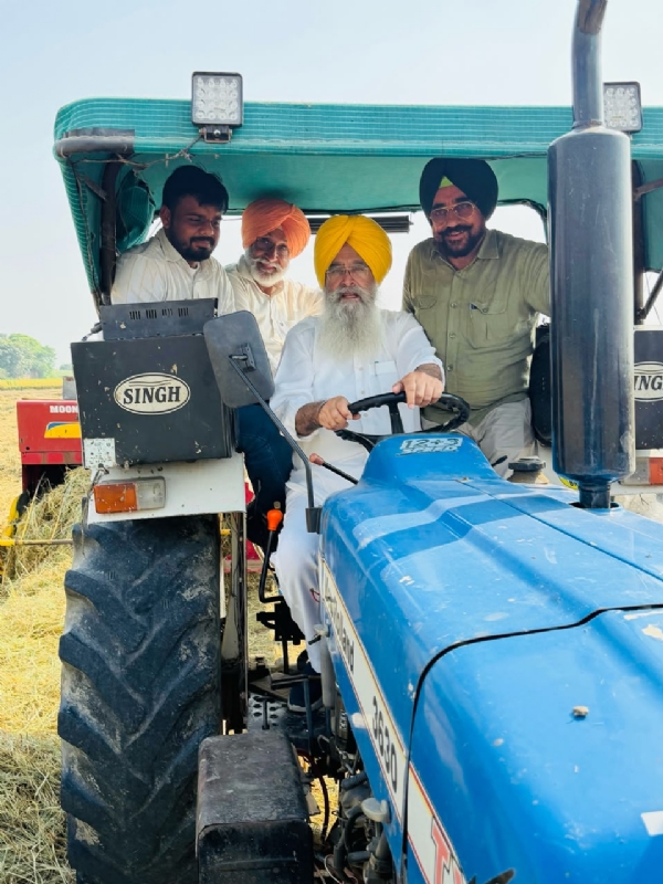ਟਰੈਕਟਰ ਚਲਾਉਂਦੇ ਹੋਏ ਮੰਤਰੀ ਗੁਰਮੀਤ ਸਿੰਘ ਖੁੱਡੀਆਂ ਟਰੈਕਟਰ ਚਲਾਉਂਦੇ ਹੋਏ ਮੰਤਰੀ ਗੁਰਮੀਤ ਸਿੰਘ ਖੁੱਡੀਆਂ