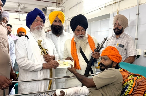 ਚੈੱਕ ਸੋਂਪਦੇ ਹੋਏ ਤਖ਼ਤ ਸ੍ਰੀ ਦਮਦਮਾ ਸਾਹਿਬ ਦੇ ਜਥੇਦਾਰ ਸਿੰਘ ਸਾਹਿਬ ਗਿਆਨੀ ਟੇਕ ਸਿੰਘ ਚੈੱਕ ਸੋਂਪਦੇ ਹੋਏ ਤਖ਼ਤ ਸ੍ਰੀ ਦਮਦਮਾ ਸਾਹਿਬ ਦੇ ਜਥੇਦਾਰ ਸਿੰਘ ਸਾਹਿਬ ਗਿਆਨੀ ਟੇਕ ਸਿੰਘ