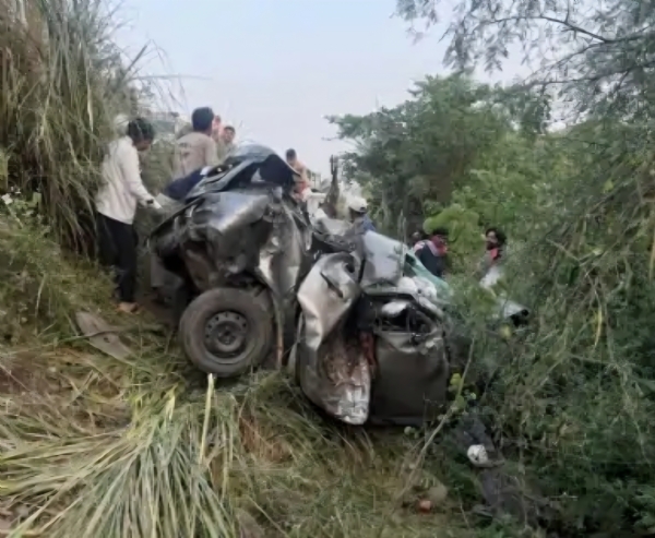 ਹਾਦਸੇ ਦੀ ਸ਼ਿਕਾਰ ਕਾਰ। ਹਾਦਸੇ ਦੀ ਸ਼ਿਕਾਰ ਕਾਰ।