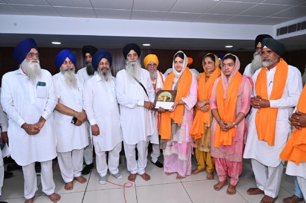 ਯੂਪੀਐਸਸੀ ’ਚ ਸਫ਼ਲ ਸਿੱਖ ਵਿਦਿਆਰਥੀਆਂ ਦਾ ਸਨਮਾਨ ਕਰਦੇ ਹੋਏ ਸ਼੍ਰੋਮਣੀ ਕਮੇਟੀ ਮੈਂਬਰ। ਯੂਪੀਐਸਸੀ ’ਚ ਸਫ਼ਲ ਸਿੱਖ ਵਿਦਿਆਰਥੀਆਂ ਦਾ ਸਨਮਾਨ ਕਰਦੇ ਹੋਏ ਸ਼੍ਰੋਮਣੀ ਕਮੇਟੀ ਮੈਂਬਰ।
