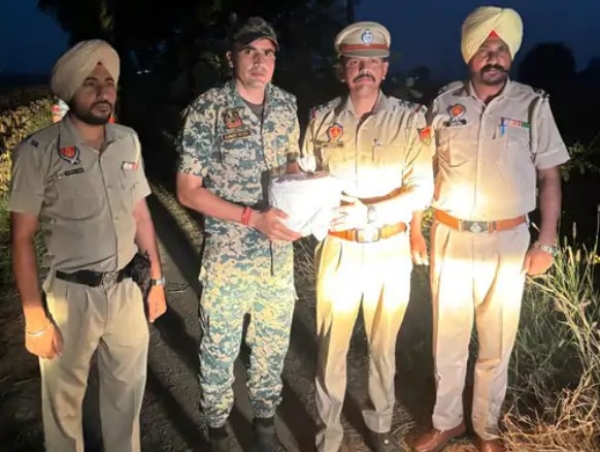 ਬਰਾਮਦ ਅਸਲ੍ਹਾ ਨੂੰ ਪੰਜਾਬ ਪੁਲਿਸ ਦੀ ਟੀਮ ਨੂੰ ਸਪੁਰਦ ਕਰਦੇ ਹੋਏ ਬੀਐਸਐਫ ਦੇ ਜਵਾਨ